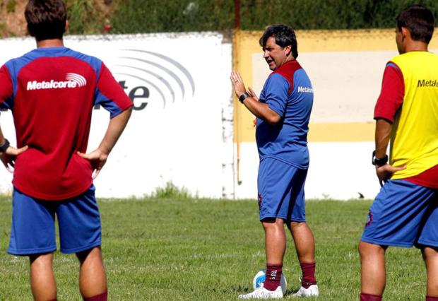 Técnico Kleina faz mistério na lateral e no ataque do Caxias Juan Barbosa / Técnico Kleina faz mistério na lateral e no ataque do Caxias Juan Barbosa /