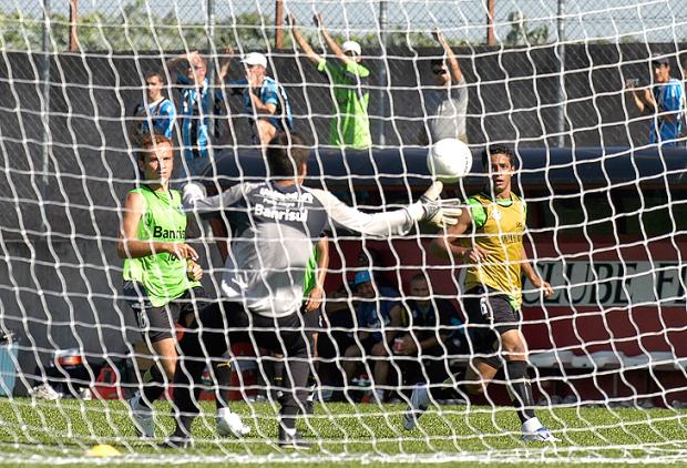 Aproveitamento do ataque gremista em treino é ruim Almir Dupont/Agência RBS