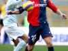 Gaetano De Rosa (D), do Genoa, e Stefano Mauri (E), da Lazio, disputam a bla na partida do Campeonato Italiano