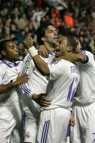 Nistelrooy marca dois e garante vitória do Real sobre lanterna Fernando Bustamante/AP Nistelrooy marca dois e garante vitória do Real sobre lanterna Fernando Bustamante/AP