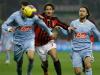 Pato tenta atrapalhar jogada dos jogadores do Napoli