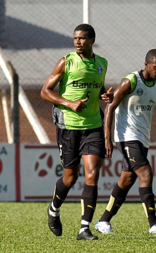 Grêmio estréia no Brasileirão tentando reverter desconfiança da torcida Almir Dupont /