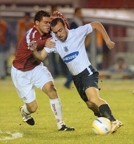 Grêmio pode contratar meia Roger, ex-Corinthians e Flamengo Ricardo Duarte/Agência RBS Grêmio pode contratar meia Roger, ex-Corinthians e Flamengo Ricardo Duarte/Agência RBS