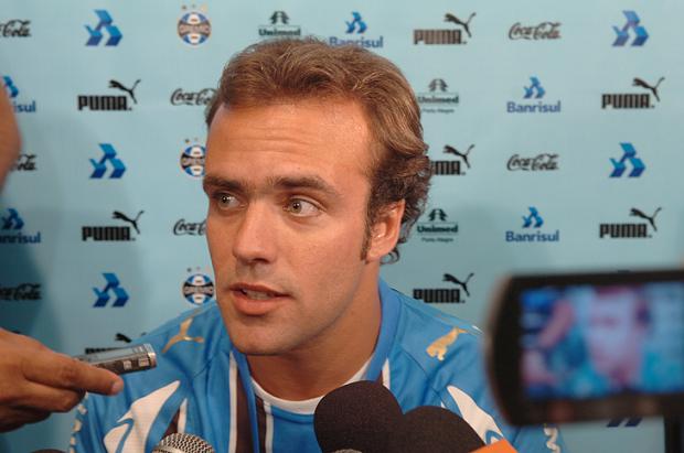 Roger chega ao Grêmio tratado como celebridade Adriana Franciosi/Agência RBS