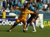Disputa de bola no primeiro jogo do Gauchão