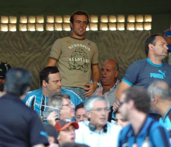 Roger assiste vitória gremista no Estádio Olímpico Fernando Gomes/