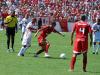 Magrão, do Inter, tenta arrancar com a bola