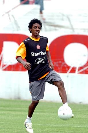 Inter empresta meia Roger ao Náutico até dezembro Fernando Gomes/Agência RBS Inter empresta meia Roger ao Náutico até dezembro Fernando Gomes/Agência RBS