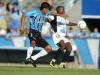 William Magrão (E) disputa bola no meio-campo