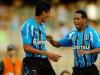 William Magrão (E) pegou rebote do goleiro e abriu o placar:  1 a 0