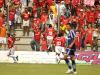 O jogador corre e pula até o alambrado para comemorar com a torcida