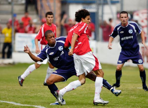 Atacante Nilmar deixa gramado com lesão muscular Jefferson Botega/ Atacante Nilmar deixa gramado com lesão muscular Jefferson Botega/