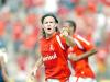 E, nos acréscimos do primeiro tempo, Marcão reverteu o placar para o Inter. No cruzamento de Alex, o zagueiro antecipou-se à marcação e desviou a bola do goleiro: 2 a 1