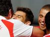 Após fazer o primeiro gol e participar de outros dois, Alex (C) marca o quarto de falta. Ele é abraçado por Abel Braga e pelos companheiros