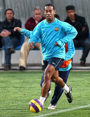 Assis: Decisão sobre Ronaldinho sai depois da Liga dos Campeões Andreu Dalmau/EFE / Assis: Decisão sobre Ronaldinho sai depois da Liga dos Campeões Andreu Dalmau/EFE /