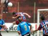 Jogadores disputam a bola em lance aéreo