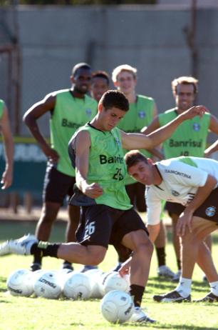 Mancini treina a pontaria dos jogadores gremistas   Valdir Friolin /