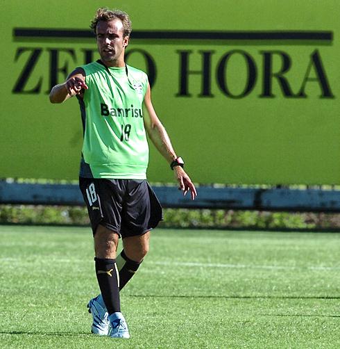 Roger treina entre os titulares do Grêmio Valdir Friolin / Roger treina entre os titulares do Grêmio Valdir Friolin /