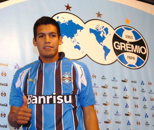 Julio dos Santos não joga desde julho do ano passado  Valdir Friolin/Agência RBS /