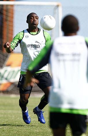Atacante gremista Perea vai começar o jogo de sábado no banco  Daniel Marenco /