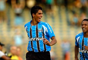 Exame aponta lesão muscular no gremista Willian Magrão Jefferson Botega /