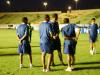 Antes do jogo, aquecimento num campo com pouca luminosidade