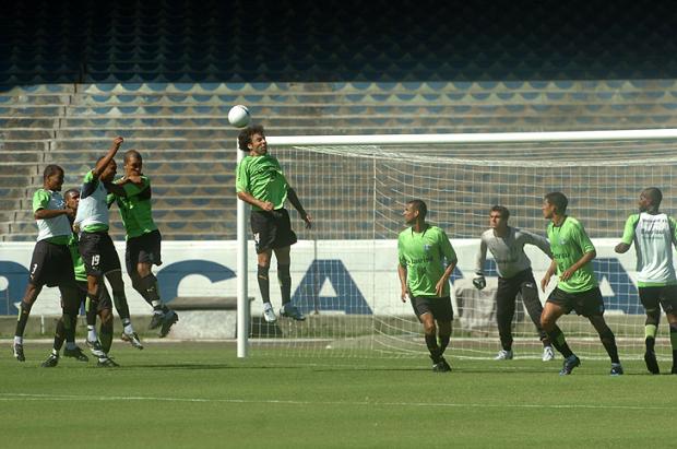 Roth intensifica treino de bola aérea com a defesa do Grêmio Arivaldo Chaves/ Roth intensifica treino de bola aérea com a defesa do Grêmio Arivaldo Chaves/