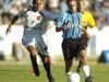 Não demorou muito para que Roger e Julio dos Santos dominassem o meio-campo e passassem a coordenar a partida para o Grêmio