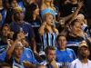 Mulheres concentradas na partida e mostrando que também apreciam o futebol