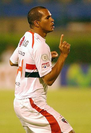 Grêmio estaria negociando com atacante Aloísio, do São Paulo Andrés Cristaldo, EFE/ Grêmio estaria negociando com atacante Aloísio, do São Paulo Andrés Cristaldo, EFE/