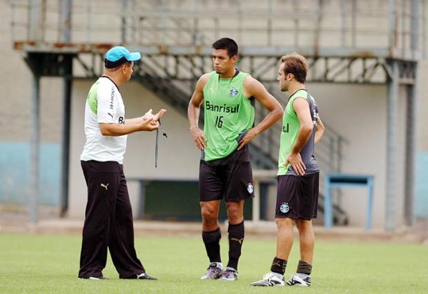 Meia Julio dos Santos deve pedir rescisão de contrato Ricardo Duarte/