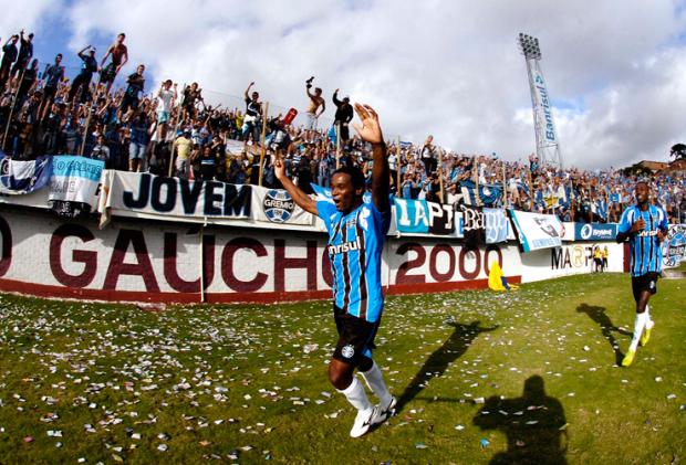 Anderson Pico e Reinaldo treinam entre os titulares do Grêmio Ricardo Wolffenbüttel/