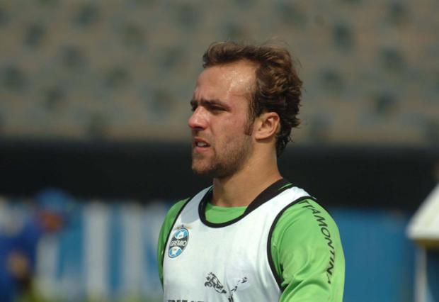 Meia Roger sai em defesa do técnico Celso Roth Arivaldo Chaves / Meia Roger sai em defesa do técnico Celso Roth Arivaldo Chaves /