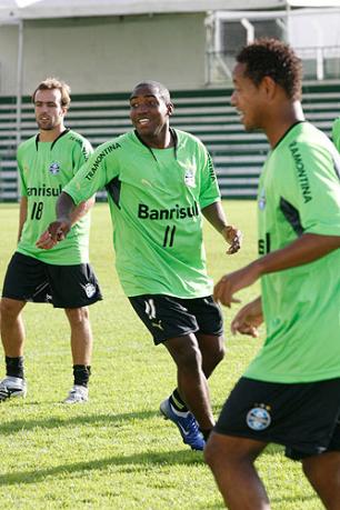 Jogadores se desentendem e treino do Grêmio quase acaba em briga  Marco Monteiro /
