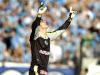 Michel Alves, goleiro do Juventude, comemora o gol de Mendes