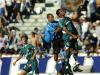 Jean, do Grêmio, disputa a bola com Mendes