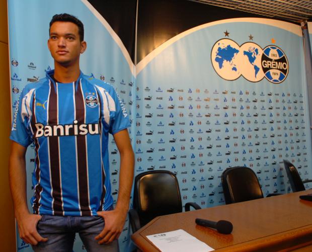 Zagueiro Réver pode ser testado como volante no Grêmio Fernando Gomes/ Zagueiro Réver pode ser testado como volante no Grêmio Fernando Gomes/