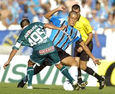 Juventude leiloa camisa de Lauro por R$ 1,9 mil Mauro Vieira/Zero Hora / Juventude leiloa camisa de Lauro por R$ 1,9 mil Mauro Vieira/Zero Hora /