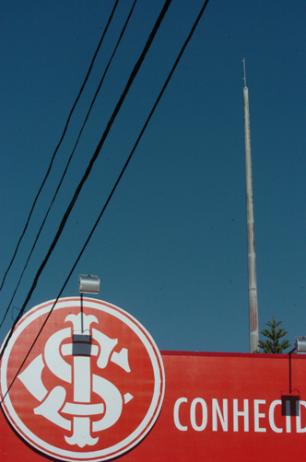 Vândalos queimam bandeira do Inter no Beira-Rio Emílio Pedroso/ Vândalos queimam bandeira do Inter no Beira-Rio Emílio Pedroso/