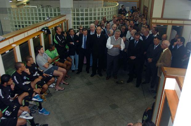 Roger se reapresenta de muletas no Olímpico José Doval, Divulgação Grêmio/ Roger se reapresenta de muletas no Olímpico José Doval, Divulgação Grêmio/