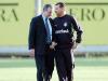Krieger garantiu a permanência do técnico Celso Roth na equipe. Isso deixou a torcida extremamente irritada