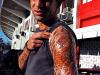 O volante Magrão mostra a nova tatuagem que fez no braço esquerdo