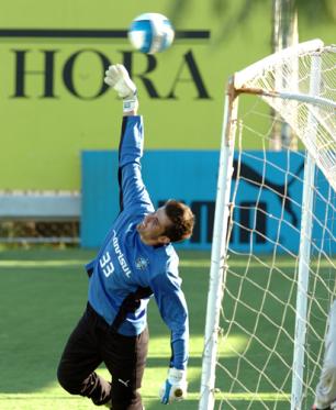 Goleiro Victor volta a treinar com bola no Grêmio Valdir Friolin / Goleiro Victor volta a treinar com bola no Grêmio Valdir Friolin /