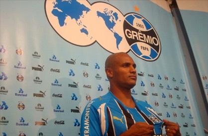 Amaral chega ao Olímpico e promete ajudar Celso Roth Divulgação, Gremio/ Amaral chega ao Olímpico e promete ajudar Celso Roth Divulgação, Gremio/