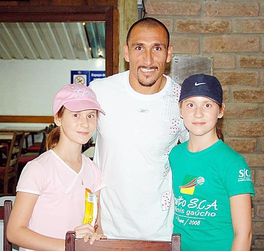 Guiñazu assiste a torneio infantil de tênis em Porto Alegre Paulo Bizzarro, Divulgação/ Guiñazu assiste a torneio infantil de tênis em Porto Alegre Paulo Bizzarro, Divulgação/