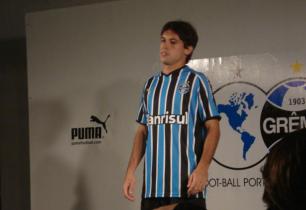 Grêmio apresenta novo uniforme no Estádio Olímpico Marjoriê Silva/clicRBS Grêmio apresenta novo uniforme no Estádio Olímpico Marjoriê Silva/clicRBS