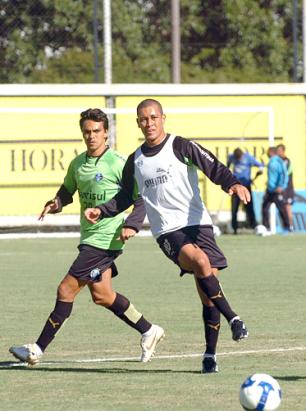 Rodrigo Mendes diz que clima é tranqüilo no elenco gremista Arivaldo Chaves/ Rodrigo Mendes diz que clima é tranqüilo no elenco gremista Arivaldo Chaves/
