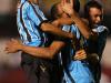 E aos 4 minutos do gol dos gaúchos. Paulo Sérgio cobra falta com força na marca do pênalti. O zagueiro Pereira salta mais alto para cabecear livre para as redes