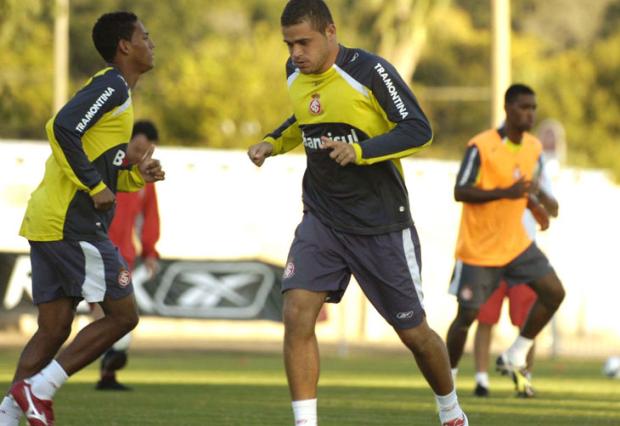 Renan e Edinho devem ficar na reserva contra o Palmeiras Jefferson Botega /