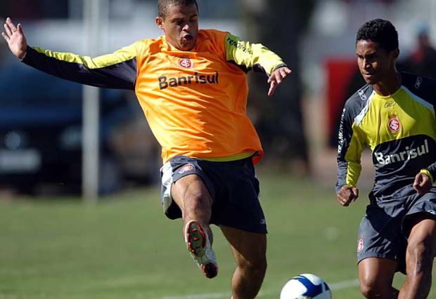 Edinho é expulso na volta aos gramados pelo Inter Ricardo Duarte/ Edinho é expulso na volta aos gramados pelo Inter Ricardo Duarte/